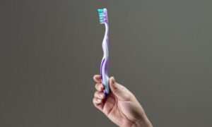 Discover the essential factors to consider when buying a manual toothbrush. Make an informed choice for your oral health. Learn more about toothbrush selection here.
